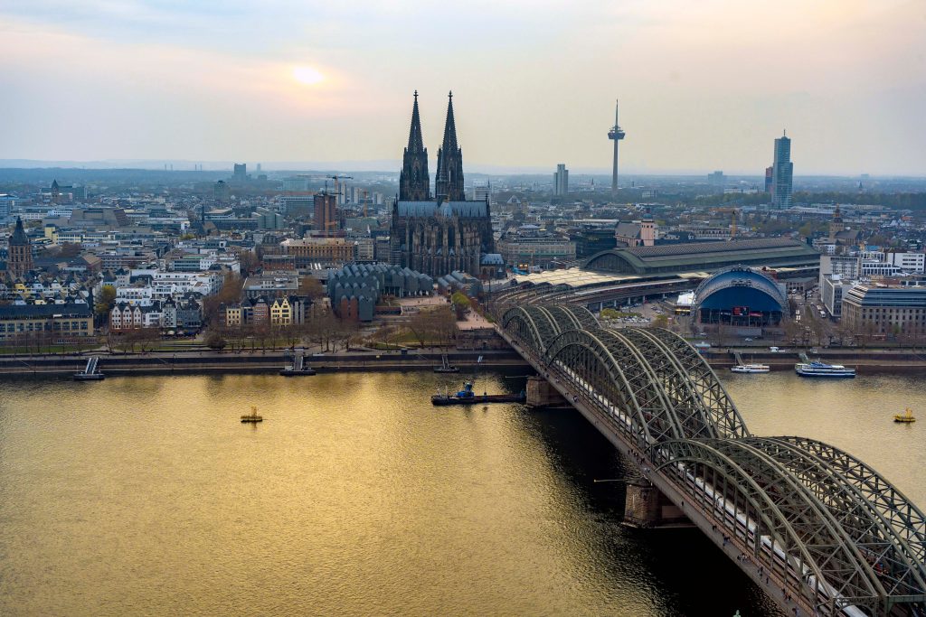 Drohnenaufnahme des Kölner Doms und der Hohenzollernbrücke über den Rhein in Köln, Deutschland