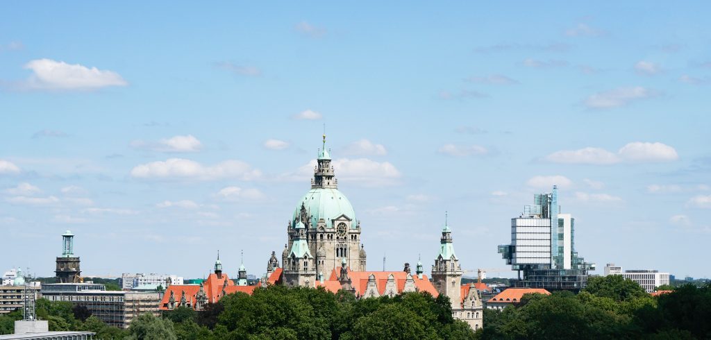 Skyline von Hannover in Deutschland. Stadtbild mit neuem Rathaus in der Mitte.
