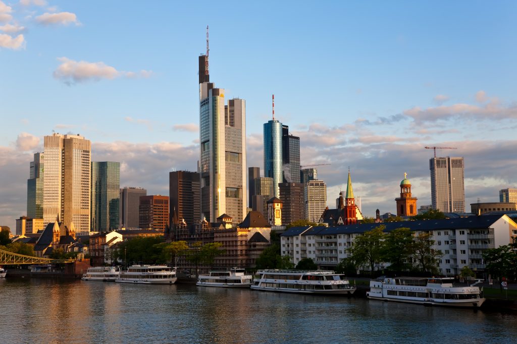 Skyline von Frankfurt und Main am frühen Morgen